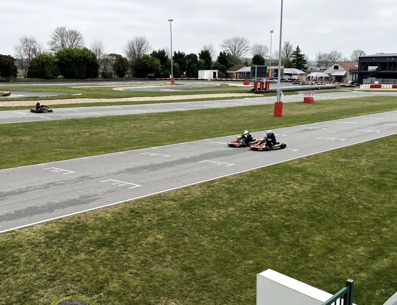 Un kart en piste pendant les 24H de l'Essec