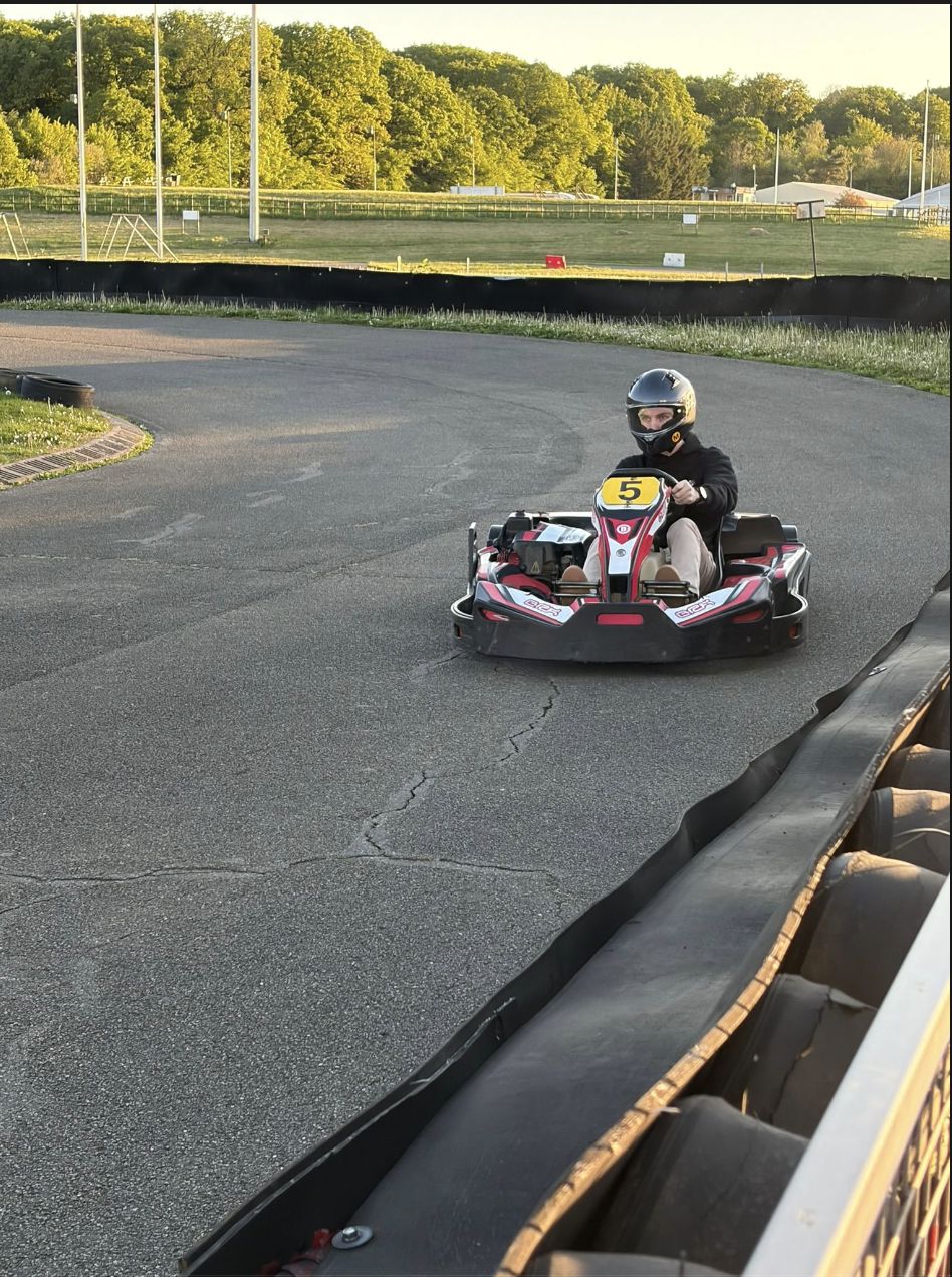 Un kart en pleine course sur le circuit