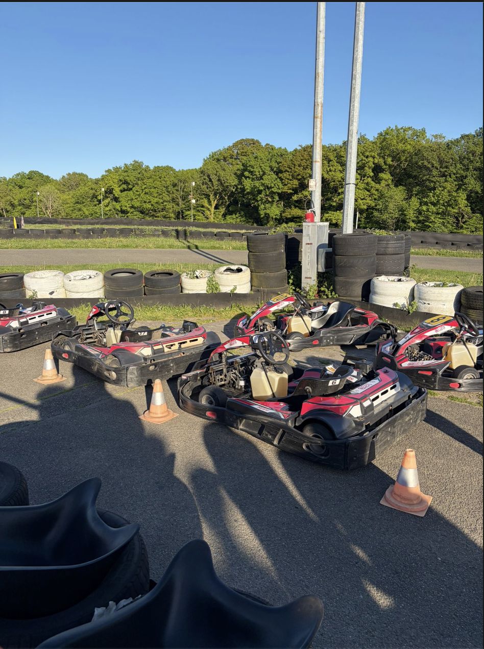 Les karts alignés dans les stands avant le départ