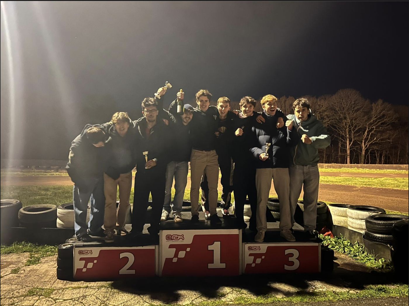 L'équipe célèbre sa victoire sur le podium