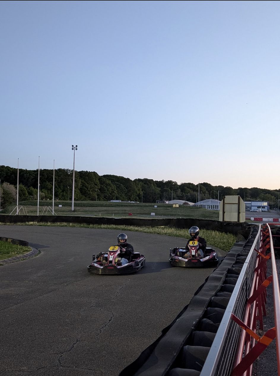 Un kart en piste au coucher du soleil