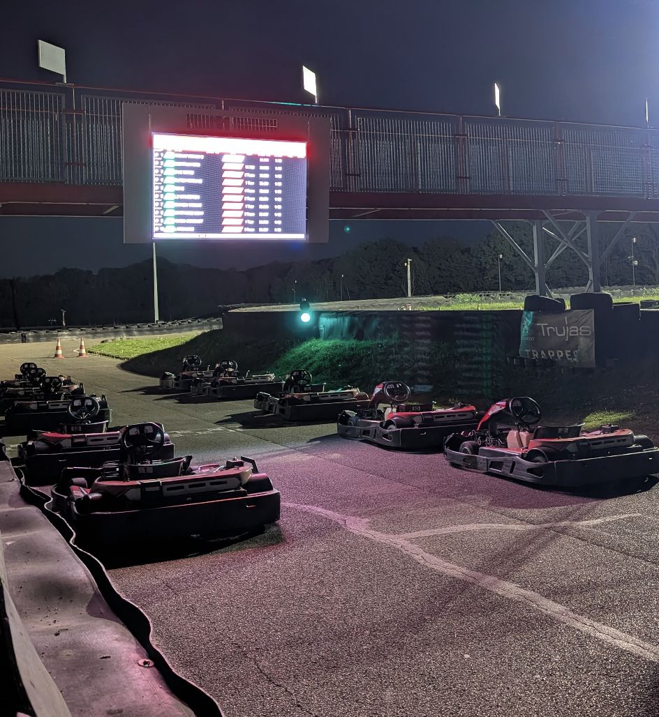 Course de nuit sous les projecteurs du circuit