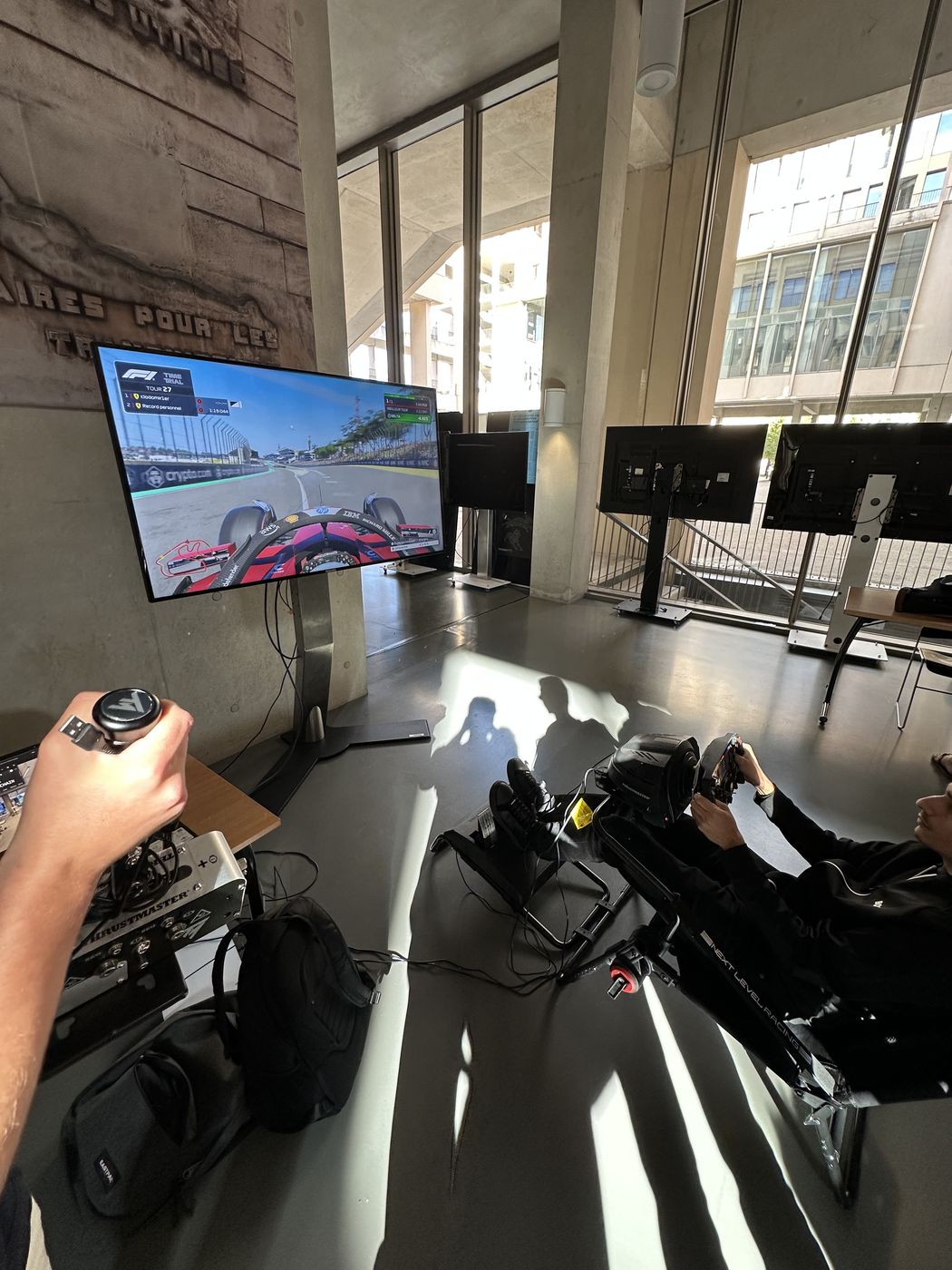 Au volant du simulateur, sur le stand du forum des associations